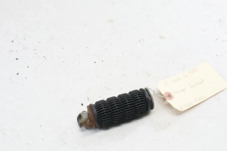 Reposapiés de pasajero para motocicleta Suzuki 1978 GS550 43610-03001 FABRICANTE DE EQUIPOS ORIGINALES Foto 2 de 2