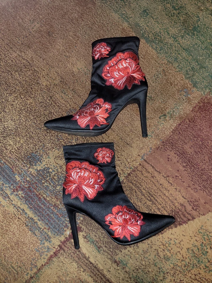 Botas de tornozelo Jessica Simpson cetim preto com flores bordadas vermelhas tamanho 8.5 - Imagem 3 de 4