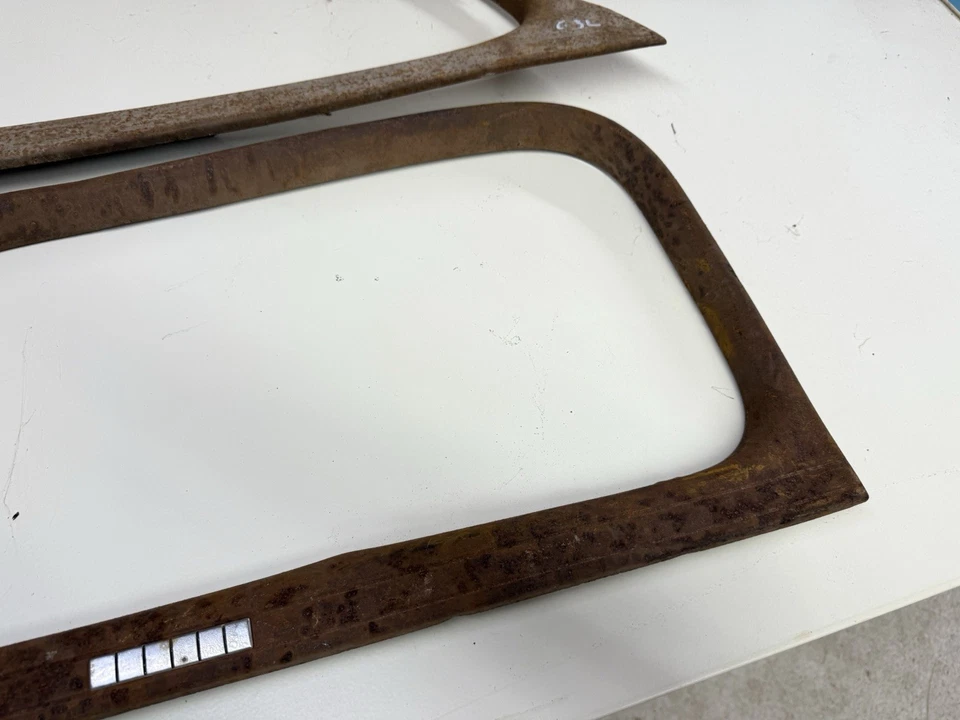 Chevy 1940 sedán de 4 puertas puerta delantera ventana adorno molduras originales GM par especial Foto 3 de 4