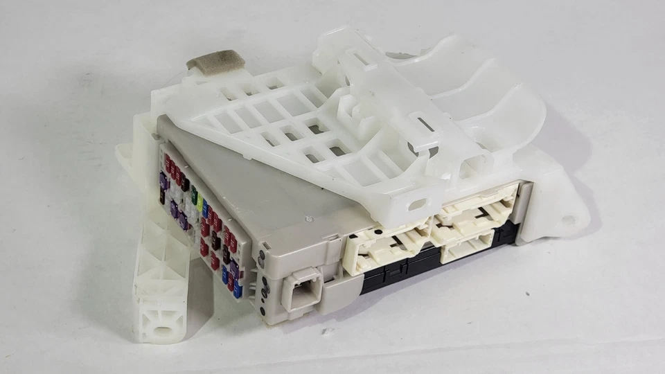 ✅ Toyota Prius 2012-2015 bloque de conexiones del lado del conductor caja de relé multiplex fabricante original Foto 4 de 4