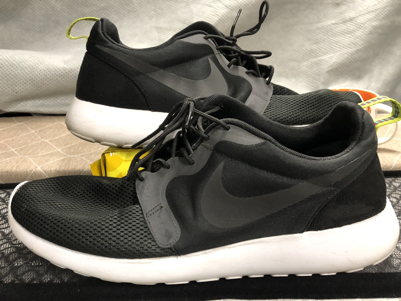 nike roshe mens black and white
