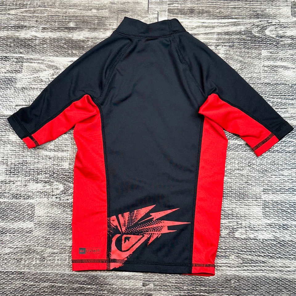 Camiseta Quicksilver UVtech Sun meninos crianças grande preta vermelha meia manga protetor contra erupções cutâneas - Imagem 3 de 4
