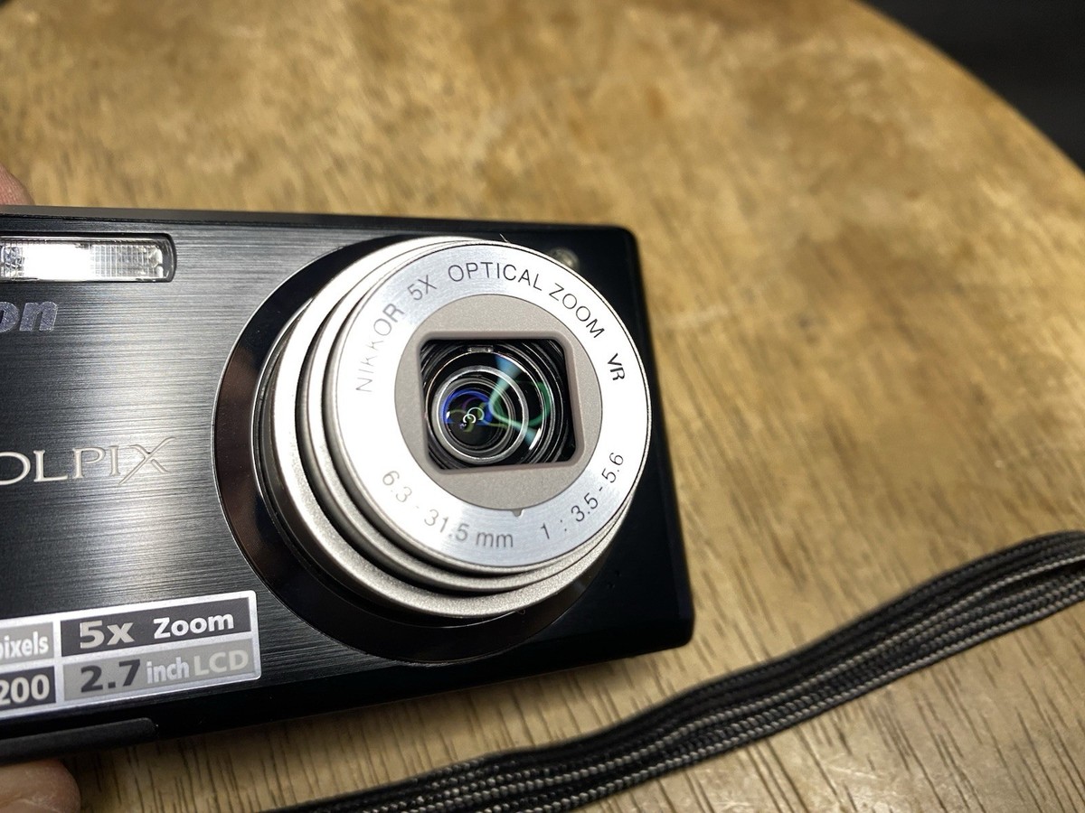 Nikon Coolpix S560 10MP Digital Point & Shoot Camera Tested