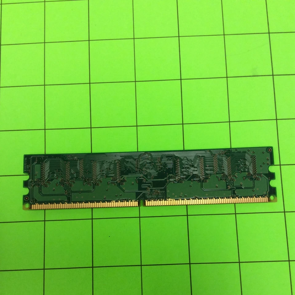 Memoria RAM de acceso aleatorio M378T2863DZS-CE6 1 GB DDR2-667 (PC2-5300) PC2-5300U Foto 3 de 4