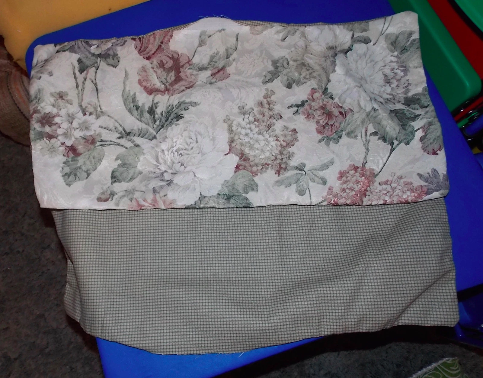 Pair of Cream Green Flower Print Decorative Print Throw Pillows 25 x 12
