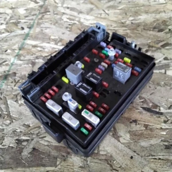 2004-2005 GMC Envoy XUV Fuse Box Engine OEM - Image 3 of 4