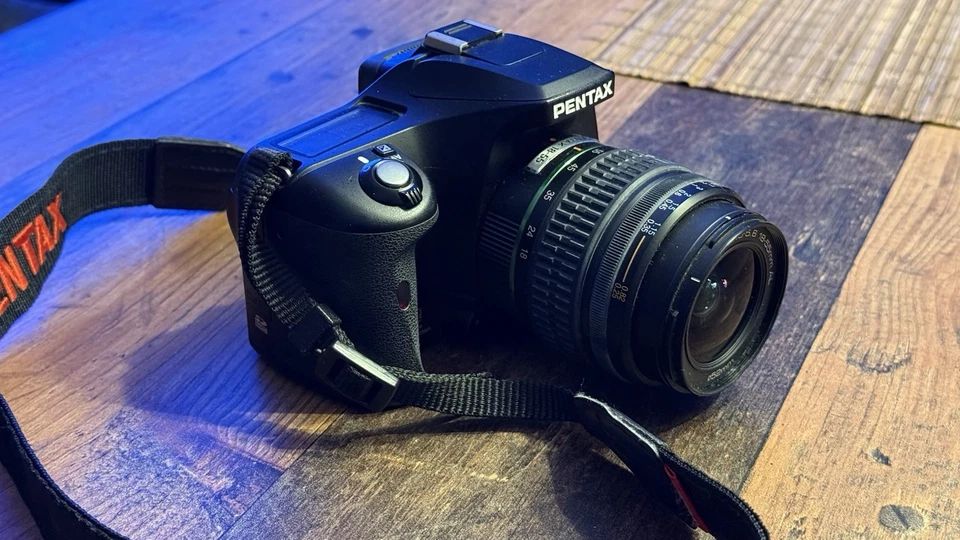 Pentax K K100D Super 6.1MP Digitalkamera - Schwarz (Kit mit AL 18-55mm Objektiv) - Bild 3 von 4