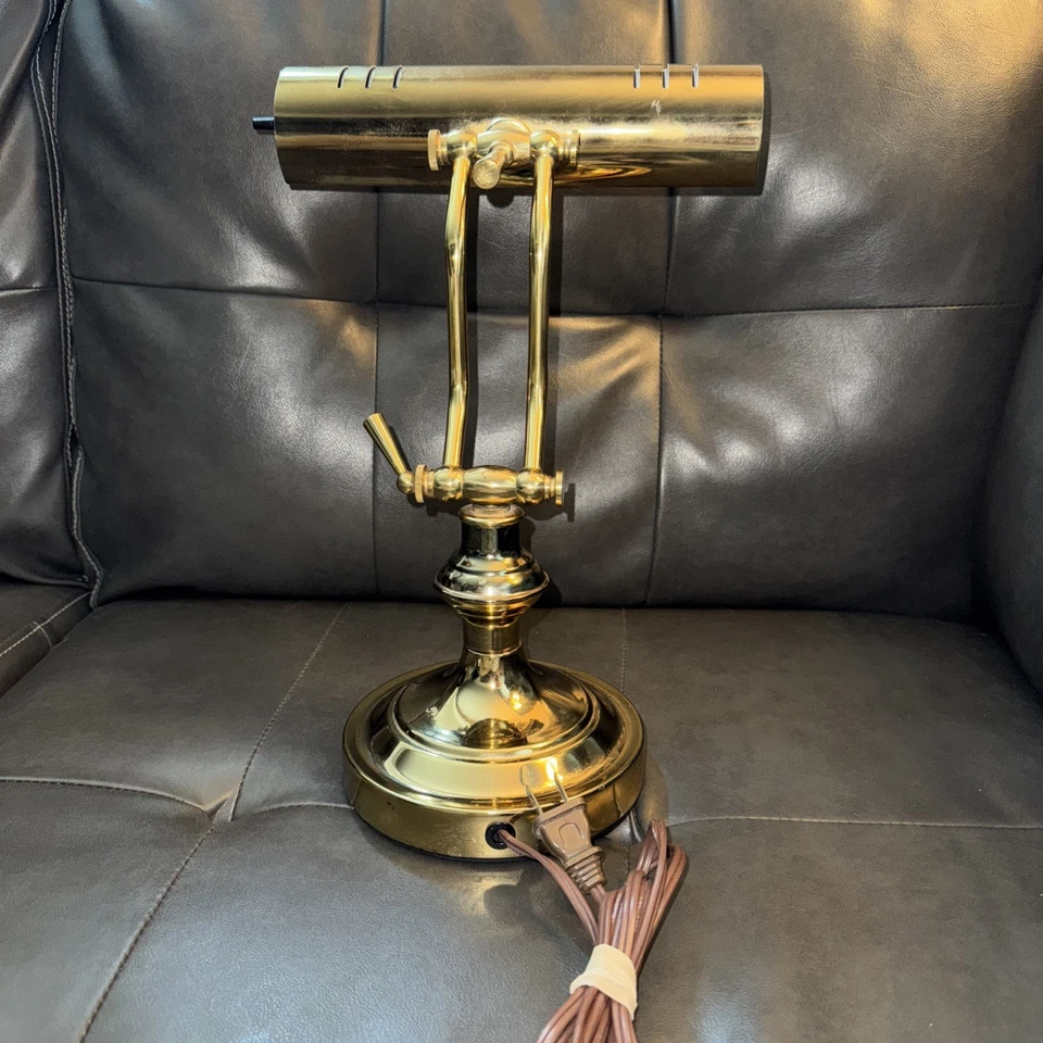 Lámpara de colección MCM de latón en forma de lira Banker’s Light by Sun House Wares Foto 4 de 4