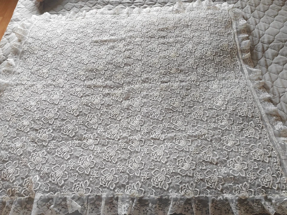 Plauener Spitzendecke aus Omas Wäschetruhe, weiß, 94 x 102 cm mit Falbel - Bild 2 von 4