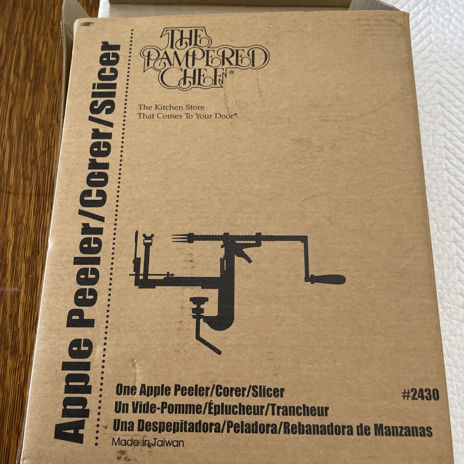Pampered Chef Apple Peeler/Corer/Slicer Model 2430 Fruit Kitchen Tool with box