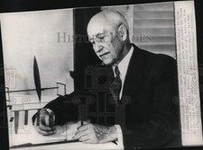 1946 Press Photo Airplane Pioneer Orville Wright with Lost Wind Tunnel Balances