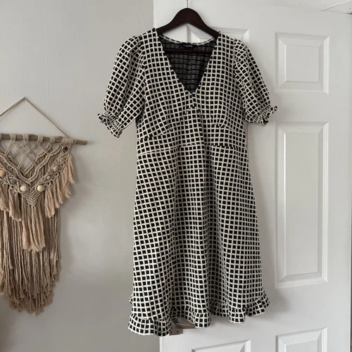 VETEMENTS Abito midi Yours Clothing Curve Plus nero bianco stampa mono quadri scollo a V