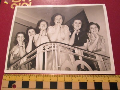 Rumpf Tagespost Foto einer Gruppe von Frauen stand auf Balkon 11,8x16cm ca.