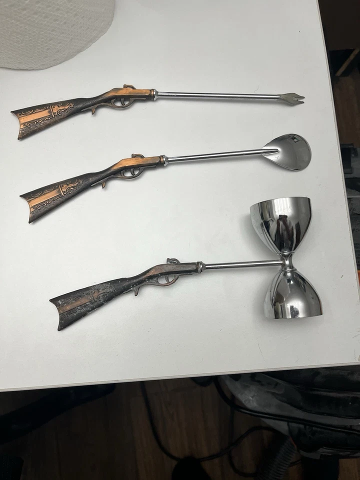 Juego de herramientas de bar de colección pistola decorativa hombre cueva bar lote Foto 3 de 3