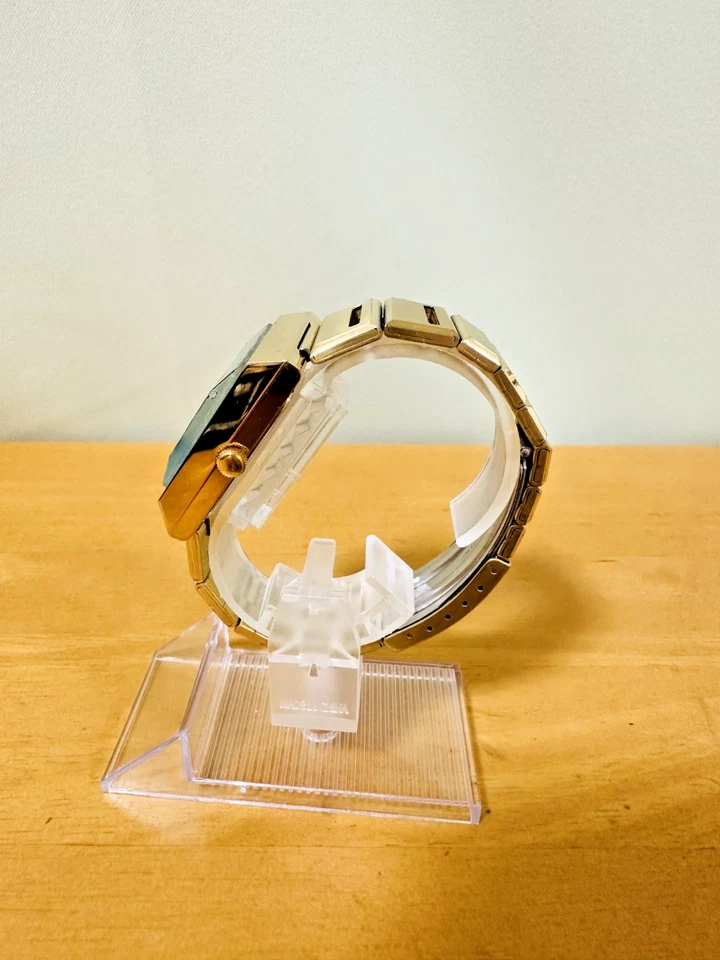 Reloj Seiko ALBA AKA V733 5A40 esfera roja Japón color dorado Foto 3 de 4