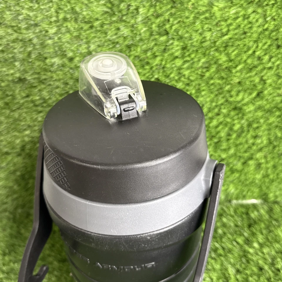 Jarra de hidratación Under Armour 64 onzas botella de agua aislada negro gris gancho de valla Foto 2 de 4