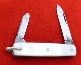 Vintage Robeson USA 72374 2.5" pearl 2 Blade Gentleman's Gent's knife