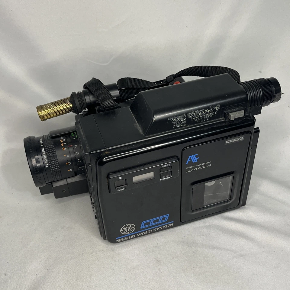 GE model 9-9709 VHS-C Camcorder Kit w/Bag & Charger Powers On Eject Issues - Image 2 of 4