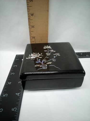 Vintage Oriental Black Lacquer Iridescent Mother Pearl Inlay Lidded Trinket Box