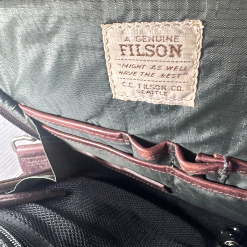 Bolso de Trabajo Bandolera Acolchado Filson Único con Dos Compartimentos con Cremallera Correa Ajustable Foto 3 de 4