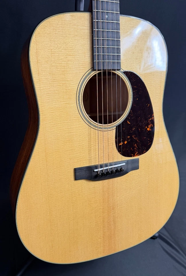 Guitarra Acústica Martin D-18 (2025) Dreadnought Acabado Natural Brillante con Estuche 161 Foto 3 de 4