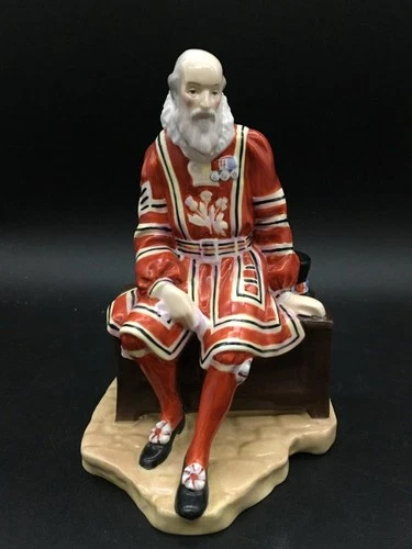 ROYAL DOULTON "A YEOMAN OF THE GUARD" FIGURINE HN2122 R2975