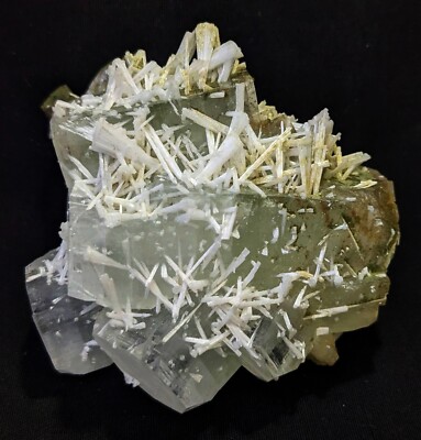 Green Apophyllite crystal W/ Scolecite bleads formation mineral