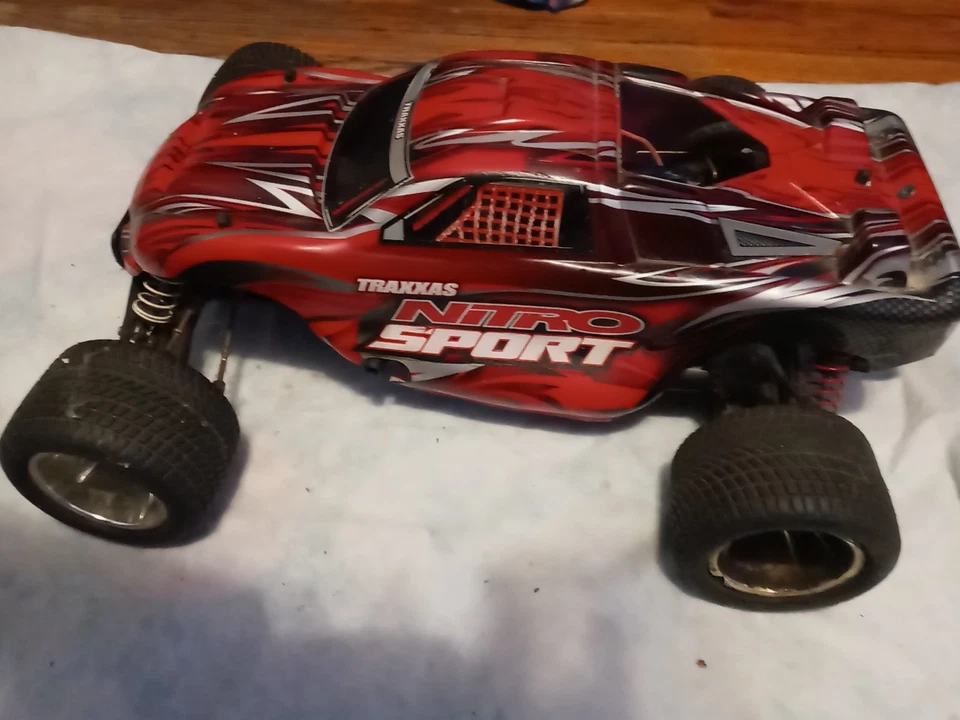 Enchufe Traxxas Nitro Sport limpio sin incandescencia. Sin control remoto no se ha probado se vende como está Foto 2 de 4