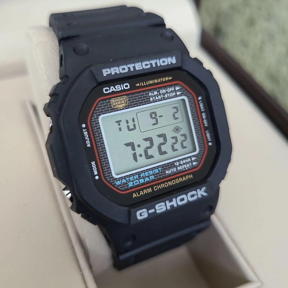 Casio G-Shock DW-5000 Screw Back Digital Watch Black Resin Case Classic Design - Image 4 of 4