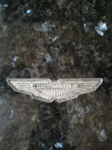 INSIGNIA ASTON MARTIN ESMALTADA BLANCA/VERDE EN CROMO - Imagen 2 de 3