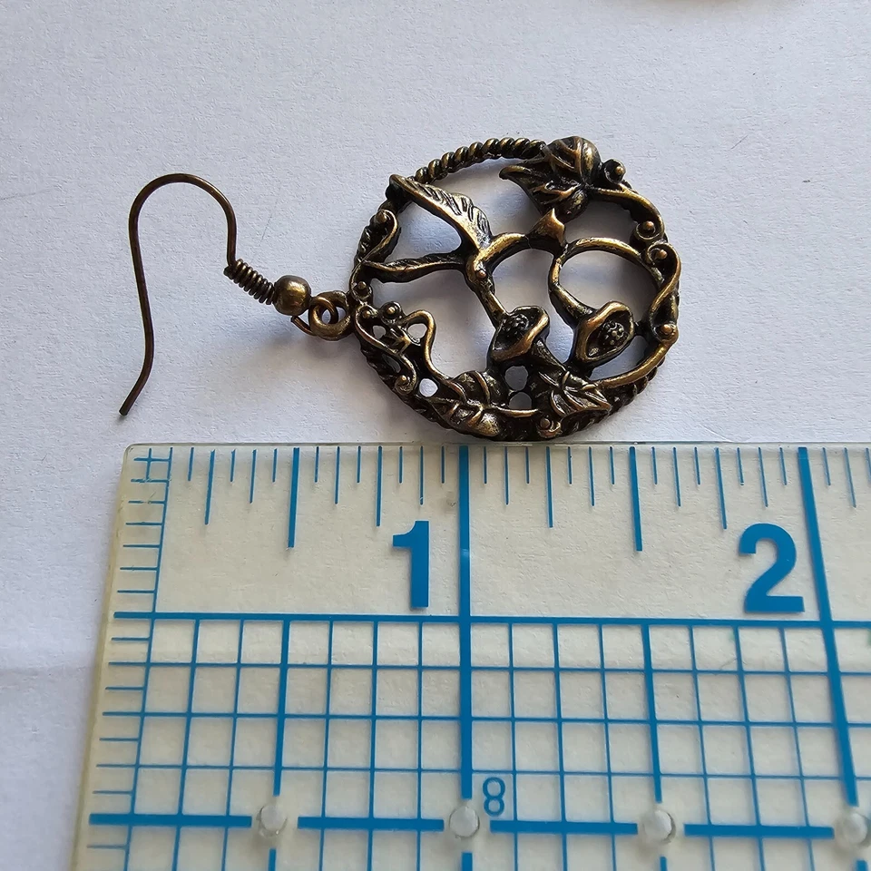 Pendientes con dije de colibrí tono bronce - Diseño de pájaro y flor inspirado en la naturaleza Foto 2 de 3