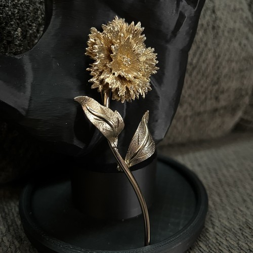 Broche prendedor vintage Monet tono dorado con tallo de flor - Imagen 2 de 5