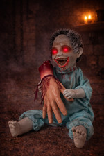Wahnsinniges Zombiekind mit abgerissener Hand Animiert Ton&Licht 30 cm