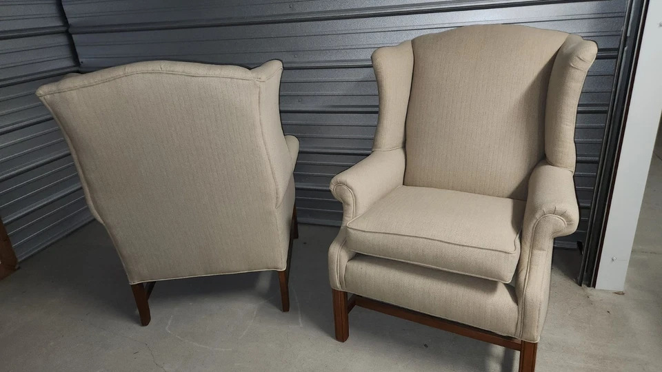 Par de sillas modernas vintage de mediados de siglo con respaldo de ala blanco roto, años 60 Foto 3 de 4