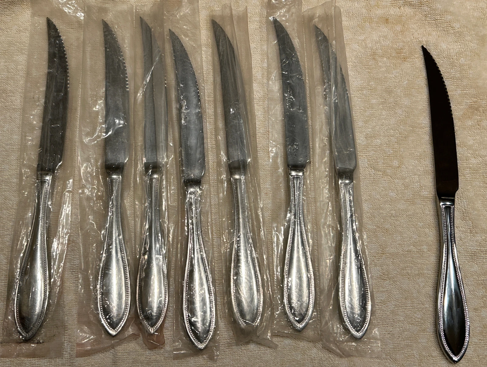 Towle Tuscan NEW Set 8 Beaded Pattern Steak Serrated Knife Stainless Glossy