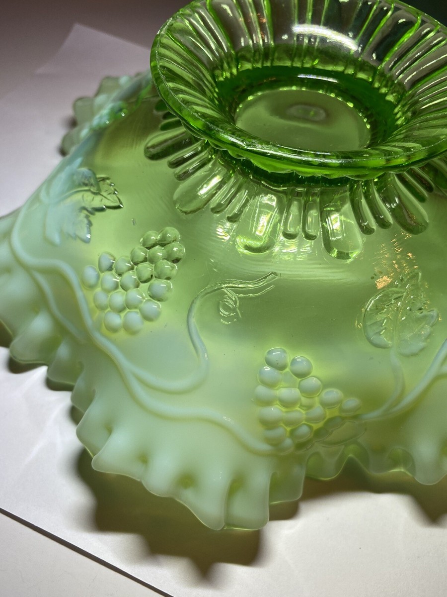 ジェファーソン　グラス　グリーンオパールセント　フェントン Vintage Fenton Green Opalescent Glass Ruffled Grape Footed