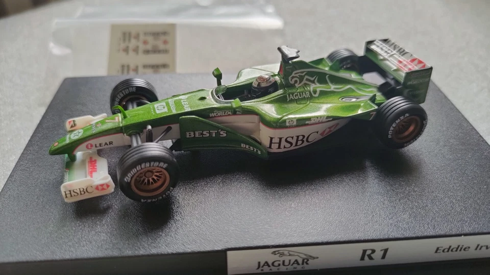 Hot Wheels 26752 Jaguar R1 2000 Eddie Irvine 1/43 - Immagine 3 di 4