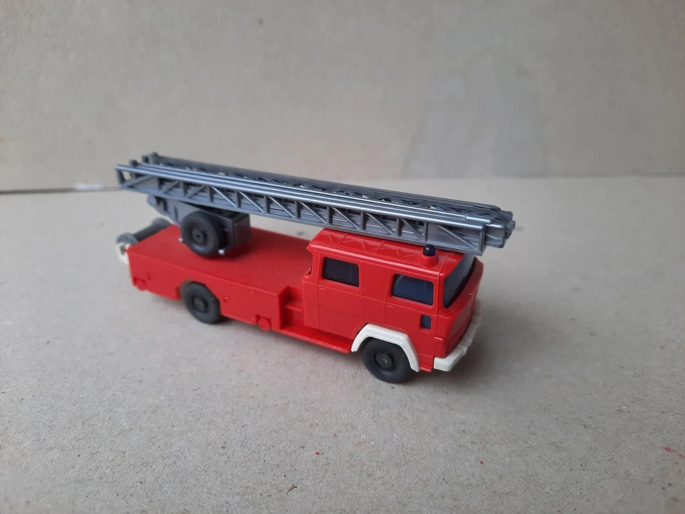 AUTOSCALA POMPIERI MAGIRUS D12 cat. 62 WIKING VINTAGE PLASTIC VEHICLE 1/87 H0  - Immagine 4 di 4