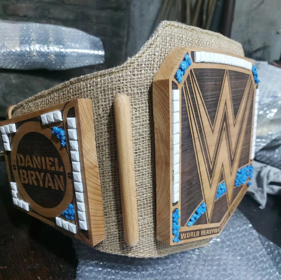 Cinturón de lucha de campeonato de madera ecológico Daniel Bryan réplica tamaño adulto Foto 2 de 4