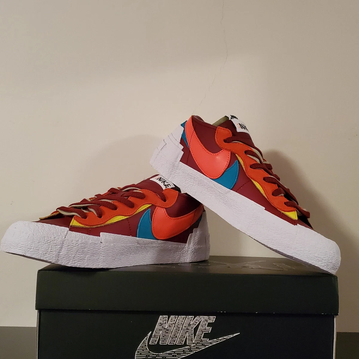 【DM7901-600】- NIKE BLAZER LOW KAWS SACAI - TEAM RED - SIZE 10.5 - DS NEW