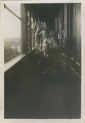 ALTES FOTO - VINTAGE SNAPSHOT - ZUG WAGGON FLUR GRUPPE LUSTIG - FUNNY