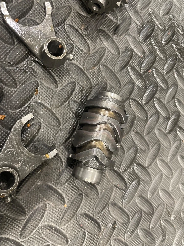 Suzuki RM85 RM 85 2009 OEM transmisión motor tranny montaje engranajes Foto 3 de 4