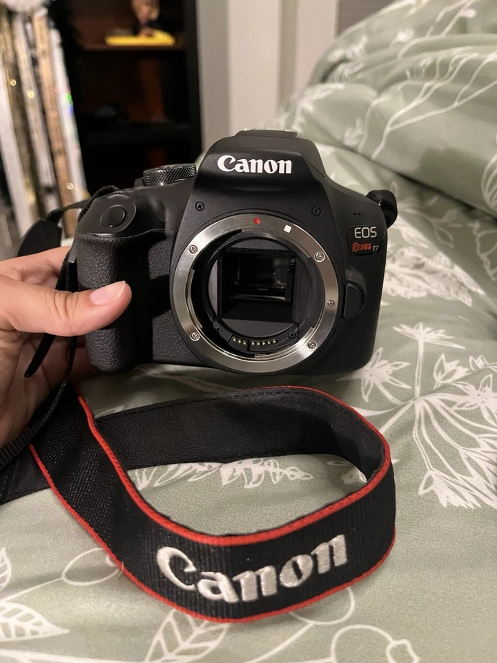 Paquete de cámara Canon Rebel T7 - excelente estado - dos lentes + bolsa  Foto 3 de 4