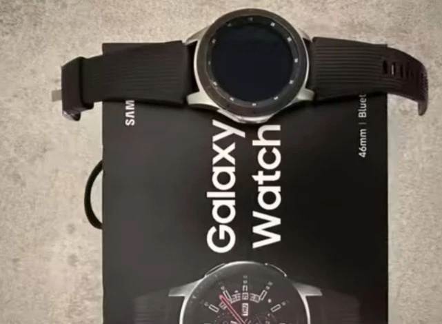Samsung Galaxy Watch 46mm Boîtier en Acier Inoxydable, Bracelet Noir en Silicone - Photo 2/2