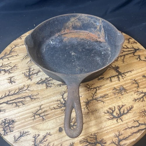 Wagner Ware Sidney -O- 1057 Cast Iron Flat-Bottomed Frying Pan