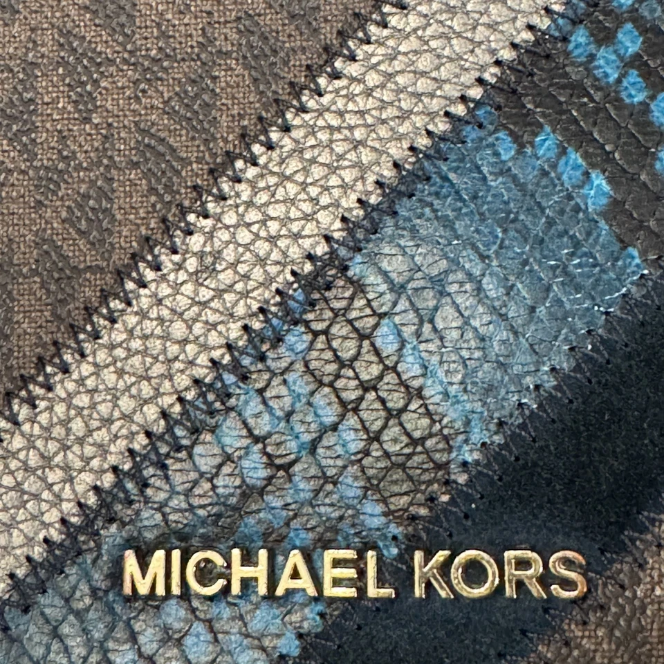 Mochila Michael Kors Signature Azul Estampado Serpiente Marrón/Negro Correa Ajustable Foto 4 de 4