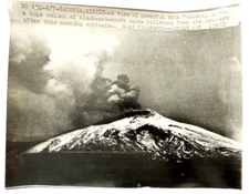Orig. old press photo. Catania, Sicily A view of powerful Etna Volcano.
