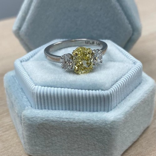 Bague de fiançailles 3 pierres 1,22 ct IGI jaune ovale diamant cultivé en laboratoire 14 carats 1,74 ctw - Photo 2 sur 19