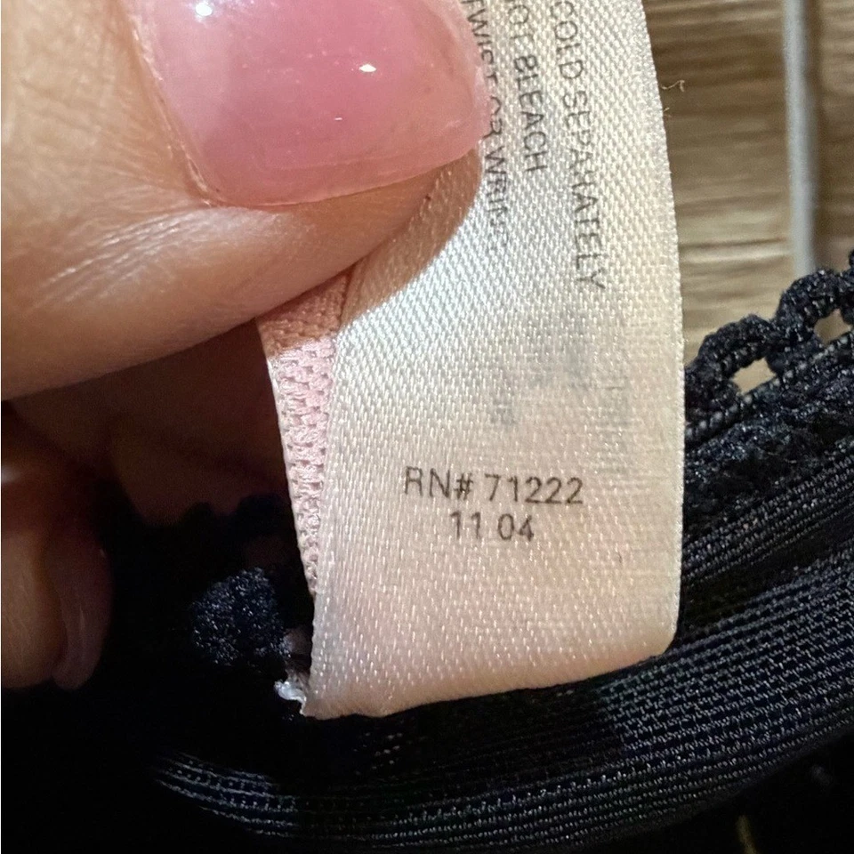 Victoria's Secret Y2K Chemise de Encaje Negro con Dobladillo de Pañuelo Bordado Rosa Foto 2 de 4