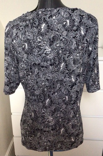 M&S Woman Ladies Navy & White Floral T-Shirt Top Size 14 Pin-tucks Short Sleeve - Picture 4 of 12